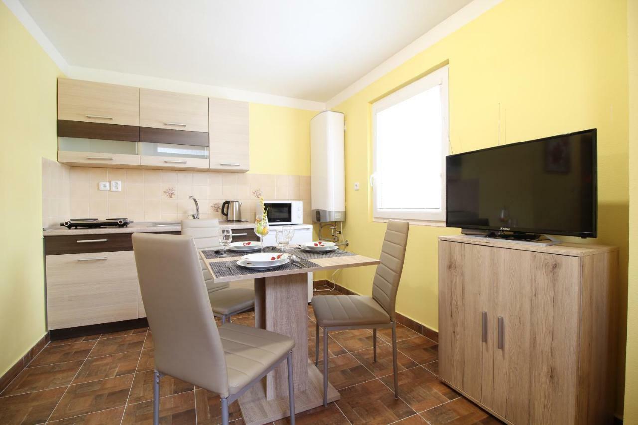 Apartmany Vcelka Hranice u Novych Hradu Bagian luar foto
